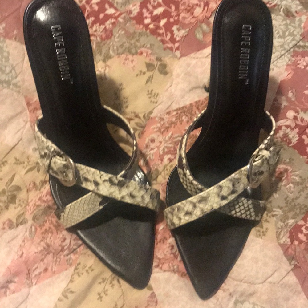 Pointy snake 🐍 print heels